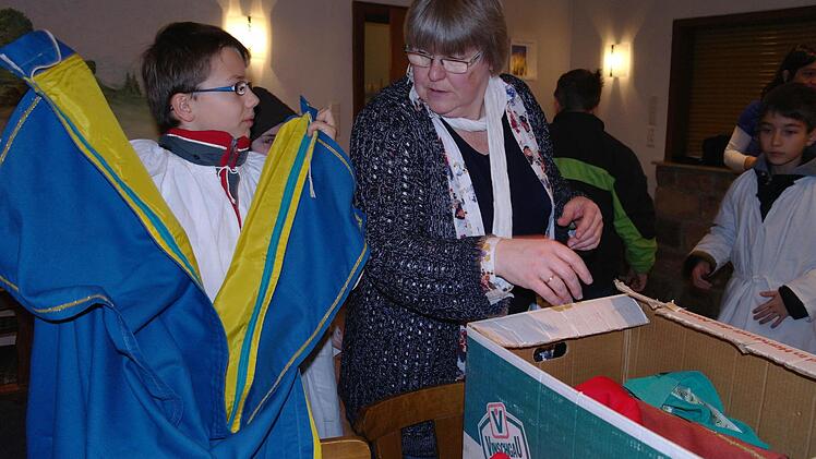 Kirchenpflegerin Elli Lummel-Müller behält den Überblick: Welche Größe braucht Christian, wo sind die Kordeln, und müssen die weiten Ärmel der Untergewänder nicht enger genäht werden? Zum Helferteam gehören auch Tanja Nikola-Spahn, Ilse Bub, Norbert Wahler, Brigitte Übelacker, Christine Vogler und Kirsten Zinn. Foto:Stephanie Elm