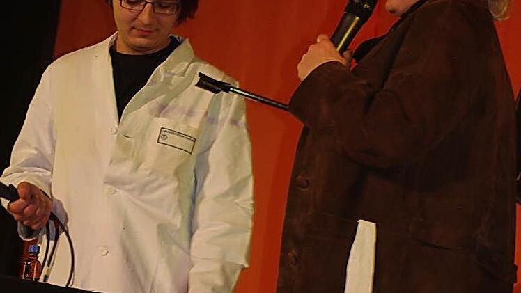 "Ein Besuch in der Apotheke" - von links Lukas Schader und Jutta Kinninger: