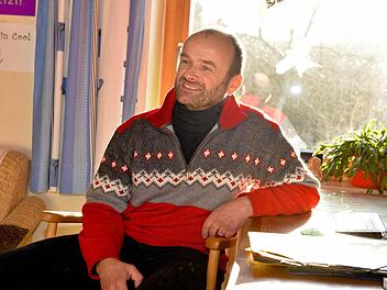 Fast im Wald wohnt Richard Kaiser, der einstige Dienstsitz ist sein Zuhause geworden. Foto: Ronald Rinklef