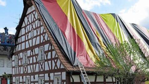 Das Sparkassengebäude ist derzeit abgedeckt.