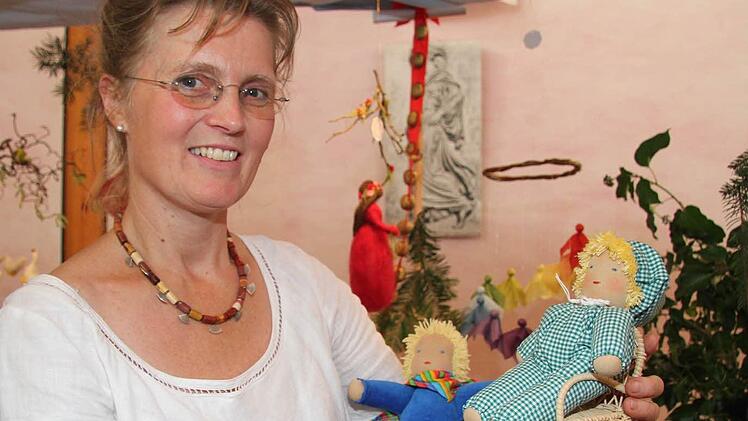 Franziska Bartels zeigt die Walddorfpuppen. Foto: Sonja Adam