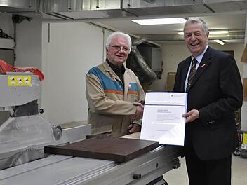 Seit fünf Jahrzehnten ist Gisbert Reuss (links) mit Leib und Seele Schreinermeister. Jetzt überreichte ihm Kreishandwerksmeister Werner Paltian den "Goldenen Meisterbrief" der Handwerkskammer für Unterfranken.   Foto: Peter Klopf