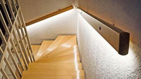 Elegant und praktisch: Eine langlebige und sparsame LED-Beleuchtung fürs Treppenhaus lässt sich mühelos auch nachträglich installieren.