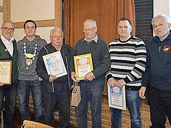 Werner Pfeufer, Steffen Konrad (Fischerkönig 2015), Alois Gerjewitsch, Andreas Albrecht, Jan Kryzwicky und Heinrich Grasser (v. l.) wurden von den Fischern geehrt. Foto: Erlwein