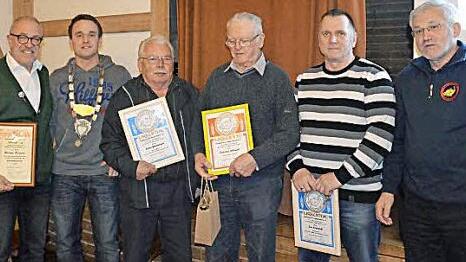 Werner Pfeufer, Steffen Konrad (Fischerkönig 2015), Alois Gerjewitsch, Andreas Albrecht, Jan Kryzwicky und Heinrich Grasser (v. l.) wurden von den Fischern geehrt. Foto: Erlwein