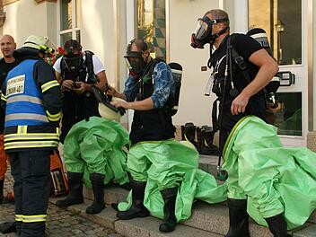 Da bei dem angenommenen Unfall Ammoniakdämpfe austraten, kamen die CSA-Schutzanzüge zum Einsatz. Zum Anlegen benötigten Dieter Pflaum, Michael Aumüller, Johannes Hußlein und Thomas Berger die Hilfe ihrer Kameraden. Die kleinste Undichtigkeit wird zur Gefahr für den Helfer.
