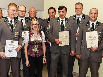 Von links 3. Bürgermeister Hubert Bischoff, Jürgen Grüdl, Florian Martin, Christoph Methfessel, Johannes Haase, Lina-Marie Harnisch, Jochen Solbrig, Roland Treuner, Michael Rentsch, Stefan Rentsch und Frank Ziener Foto: Florian Bauer