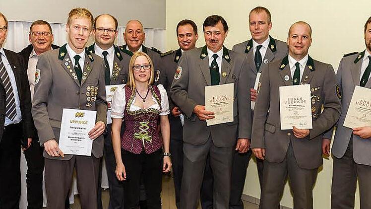Von links 3. Bürgermeister Hubert Bischoff, Jürgen Grüdl, Florian Martin, Christoph Methfessel, Johannes Haase, Lina-Marie Harnisch, Jochen Solbrig, Roland Treuner, Michael Rentsch, Stefan Rentsch und Frank Ziener Foto: Florian Bauer