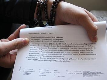 Unter jedem Ablehnungsbescheid stehen diese Standardpunkte, die die jungen Flüchtlinge am Sinn ihres Lebens zweifeln lassen, wie Agathe Prommersberger sagt. Fotos: Christiane Lehmann