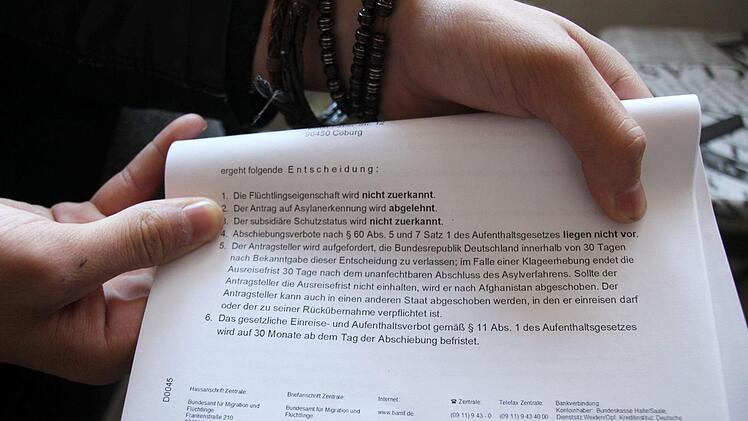 Unter jedem Ablehnungsbescheid stehen diese Standardpunkte, die die jungen Flüchtlinge am Sinn ihres Lebens zweifeln lassen, wie Agathe Prommersberger sagt. Fotos: Christiane Lehmann