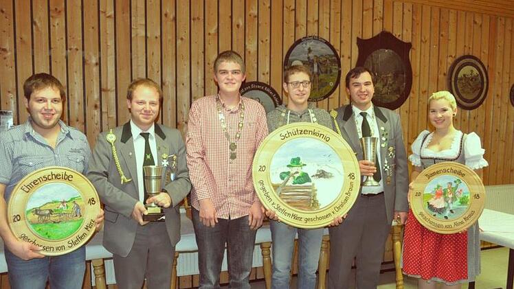 Die Jugend beherrscht immer mehr das Bild bei den Junkersdorfer Schützen. So ist Christian Braun (Dritter von rechts) Schützenkönig bei den Senioren. Erfolgreich waren (von links) Steffen März (Ehrenscheibe), Stefan Koch (Pistolenpokal), Lukas Großmann (2. Ritter), Koch, Sebastian Denninger (1. Ritter) und Alina Kraus (Damenscheibe).Simon Albrecht