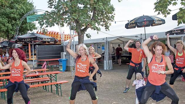 F&uuml;r eine Show, die nicht nur die Kinder begeisterte, sorgte die Zumbatruppe von Injoy.  Foto: Klaus Gagel