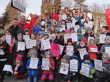 Stolz präsentieren die Kinder ihre Urkunden und Medaillen nach der Siegerehrung für die DLRG-Vereinsmeisterschaft durch Vorsitzenden Erwin Reuter und den technischen Leiter Andreas Mölter.  Foto: Wolfgang Dietz