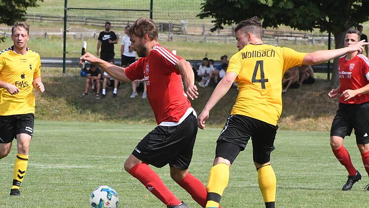 Abgeh&auml;ngt sah sich Philipp Pfaff mit dem TSV Wollbach von Markus Kaufmann mit seinem TSV Oberthulba. Foto: Hopf