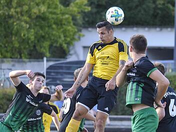 Vor dem Adler-Torj&auml;ger Maurizio Turturro (links), der schon acht Tore in dieser Saison erzielt hat, sind die Staffelsteiner gewarnt. Foto: H. Lehmann