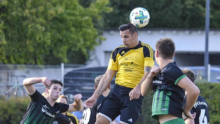 Vor dem Adler-Torj&auml;ger Maurizio Turturro (links), der schon acht Tore in dieser Saison erzielt hat, sind die Staffelsteiner gewarnt. Foto: H. Lehmann