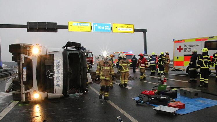 Zahlreiche Feuerwehrleute und Rettungskräfte waren bei dem Verkehrsunfall auf der B 303 im Einsatz.Michael Stelzner
