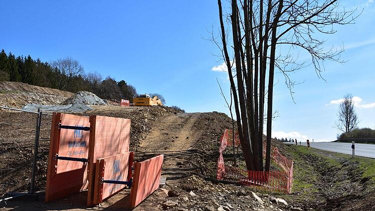 Kurz vor nach dem Ortsschild von Kirchleus erwartet den Radfahrer aktuell noch ein steiler Anstieg in Richtung L&ouml;sau.  Foto: Uschi Prawitz