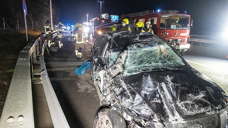 Unfall auf A73 Richtung Bamberg - Auto &uuml;berschl&auml;gt sich