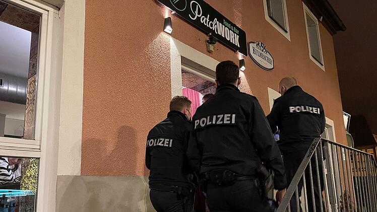 Auch im gut besuchten  "Patchwork" am Eku-Parkplatz kontrollieren die Beamten die Einhaltung der Corona-Regeln. Foto: Jürgen Gärtner