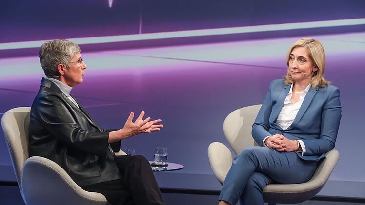 Gr&uuml;nen-Politikerin Britta Ha&szlig;elmann (links) kritisierte den Reformentwurf von Bundesgesundheitsministerin Nina Warken (CDU) scharf.
