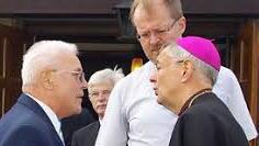 Der Erzbischof (rechts) im Gespräch mit Franz Kestel (links) sowie Regionaldekan Thomas Teuchgräber. Im Hintergrund Manfred Schubert.
