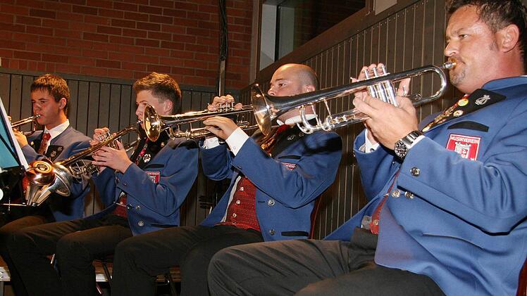 Locker und entspannt gingen die Trompeter des Hauptorchesters die "First Suite in Es for Military Band" von Gustav Holst an.