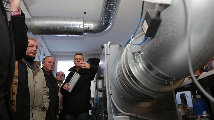 Der Heroldsbacher Planungstechniker Hanfried Sebrantke (rechts) erläutert den Forchheimer Kreisräten die Lüftungstechnik.  Fotos: Barbara Herbst