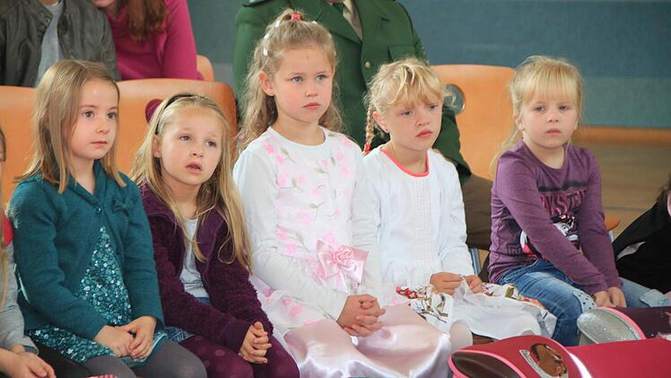 Übergabe der Sicherheitsdreiecke zum Schulanfang 2014 in Münnerstadt. Fotos: Paul Ziegler/Heike Beudert