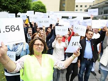 Christine Detsch (vorne) protestiert mit Kollegen vor der Helios-Frankenwaldklinik, um auf Personalbedarf hinzuweisen. Die Zahlen stehen für 162 000 Beschäftigte, die in deutschen Kliniken fehlen sollen.  Foto: Steffens