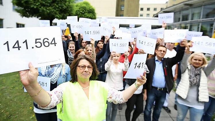 Christine Detsch (vorne) protestiert mit Kollegen vor der Helios-Frankenwaldklinik, um auf Personalbedarf hinzuweisen. Die Zahlen stehen für 162 000 Beschäftigte, die in deutschen Kliniken fehlen sollen.  Foto: Steffens