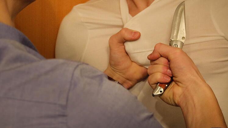 Mit einem Messer hat ein 36-Jähriger am Montagabend in Scheßlitz einen Bekannten bedroht. Der 50-Jährige sollte für ihn 1000 Euro abheben. In Hallstadt gelang dem 50-Jährigen die Flucht. Die Polizei nahm den Erpresser fest. Symbolfoto: Christopher Schulz