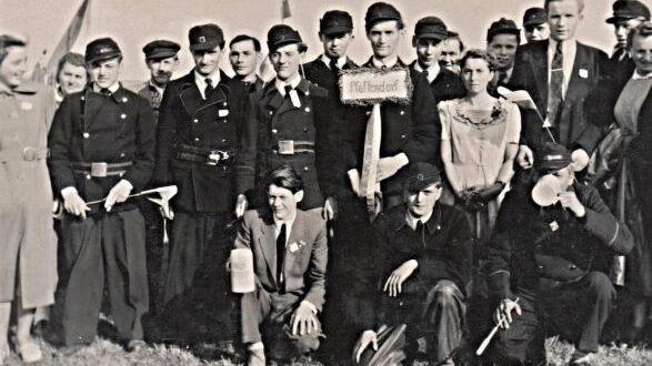 Ein altes Foto der Feuerwehr Pfaffendorf. Folgende Personen wurden von den Festorganisatoren noch erkannt wurden: Rosa Schichtar (Zweite von links), Hans Reß, Walter Brehm (Fünfter und Sechster von links), Anton Wagner und Willi Hader (Neunter und Zehnter von links), sowie Edmund Wagner (rechts).  Foto: FFW Pfaffendorf