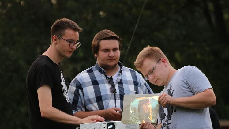 Vinzenz Pyka, Jonas Gleich und Marcel Fichtner besprachen noch einmal die Technik. Foto: Klaus Klaschka