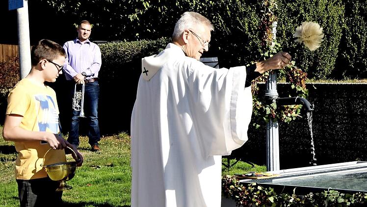 Pfarrer Hans-Werner Alt aus Altenbanz segnete den neuen Brunnen.