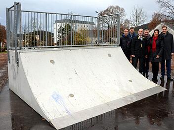 Die Gerätschaften auf dem Skaterplatz sind die alten geblieben, nur die Fläche wurde neu gestaltet. Weil für eine Gewerbeansiedlung 270 Quadratmeter verkauft wurden, wurde in südlicher Richtung ein gleichgroßes Stück angesetzt. Vom Abschluss dieser Arbeiten überzeugten sich an der Quarterpipe (von links) Architekt Norbert Hemberger, Peter Borst (Servicebetrieb) Oberbürgermeister Kay Blankenburg, Jügen Kober (Servicebetrieb), sowie die beiden Stadträte Christina Scheit (SPD) und Steffen Hörtle...