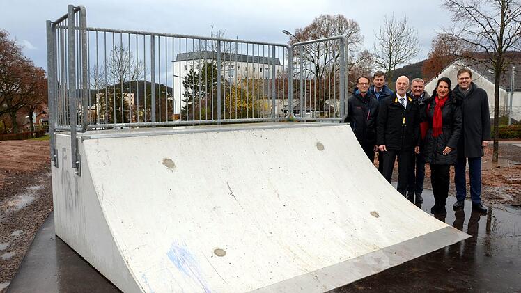 Die Gerätschaften auf dem Skaterplatz sind die alten geblieben, nur die Fläche wurde neu gestaltet. Weil für eine Gewerbeansiedlung 270 Quadratmeter verkauft wurden, wurde in südlicher Richtung ein gleichgroßes Stück angesetzt. Vom Abschluss dieser Arbeiten überzeugten sich an der Quarterpipe (von links) Architekt Norbert Hemberger, Peter Borst (Servicebetrieb) Oberbürgermeister Kay Blankenburg, Jügen Kober (Servicebetrieb), sowie die beiden Stadträte Christina Scheit (SPD) und Steffen Hörtle...