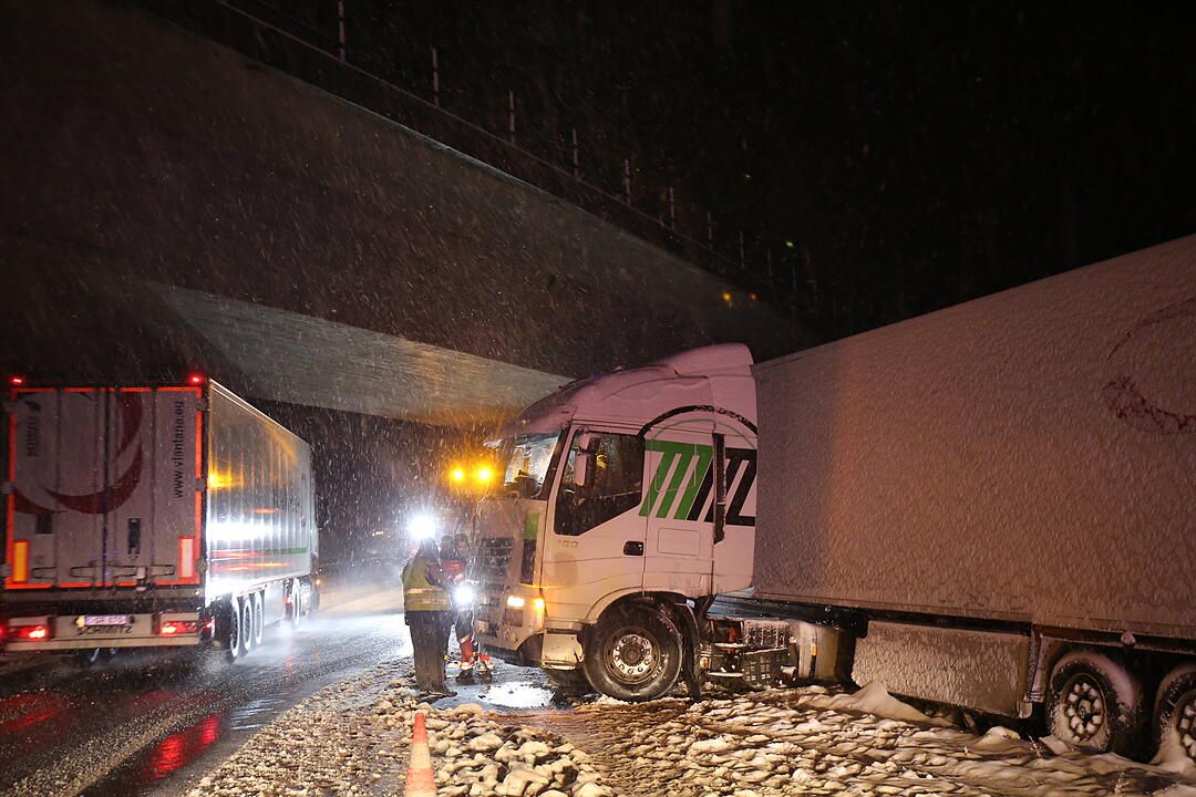 Schnee sorgt für Verkehrschaos in Franken
