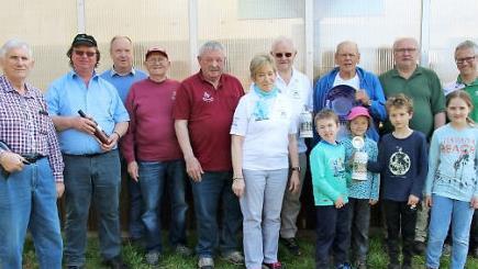 Die st&auml;rksten Wanderergruppen wurden mit Preisen durch den Schirmherrn B&uuml;rgermeister Werner Thomas (Dritter von links) ausgezeichnet.  Foto: Michael Stelzner