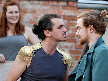 Todfeinde: der Graf de Guiche (Martin Habermeyer, li.) und Cyrano (Benjamin Bochmann), beobachtet von Roxane (Laura Mann) Foto: Werner Lorenz