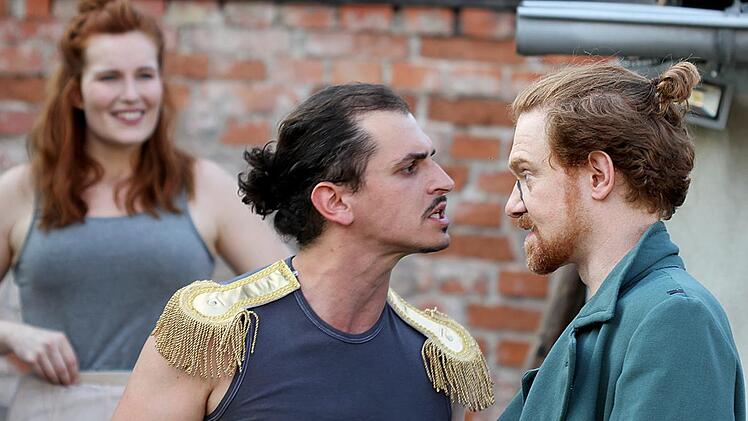 Todfeinde: der Graf de Guiche (Martin Habermeyer, li.) und Cyrano (Benjamin Bochmann), beobachtet von Roxane (Laura Mann) Foto: Werner Lorenz