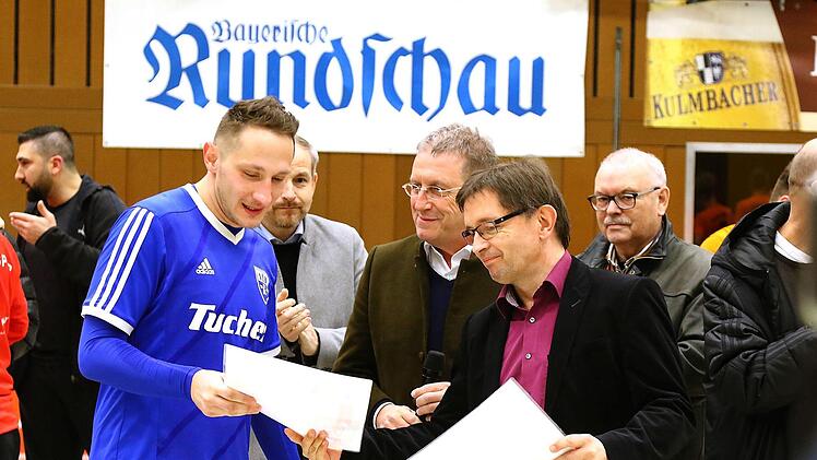 BR-Redaktionsleiter Alexander Müller und OB Henry Schramm (von rechts) überreichen das Preisgeld an VfB-Kapitän Andreas Reuther. Foto: Monika Limmer