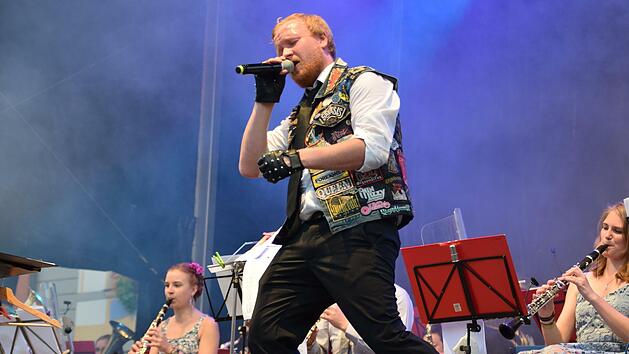 Mit Klassikern und neu interpretierten Pop- und Rocksongs holt die Original Prinz Albert Blasmusikkapelle um S&auml;nger Lukas D&ouml;hler das Publikum ab.