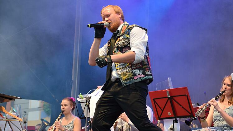 Mit Klassikern und neu interpretierten Pop- und Rocksongs holt die Original Prinz Albert Blasmusikkapelle um Sänger Lukas Döhler das Publikum ab.