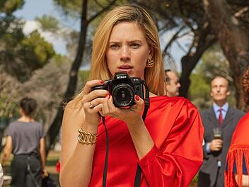 Auf einer Party in Sevilla trifft Maxima (Delfina Chaves) erstmals den Thronfolger der Niederlande.