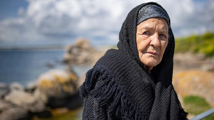 Die alte Sybil (Hildegard Schmahl) gilt auf Ouessant als "Inselhexe". Sie hat viel erlebt und wei&szlig; um die Gefahren auf der Insel, besonders f&uuml;r Frauen, und sie wird nicht m&uuml;de, vor diesen Gefahren zu warnen.