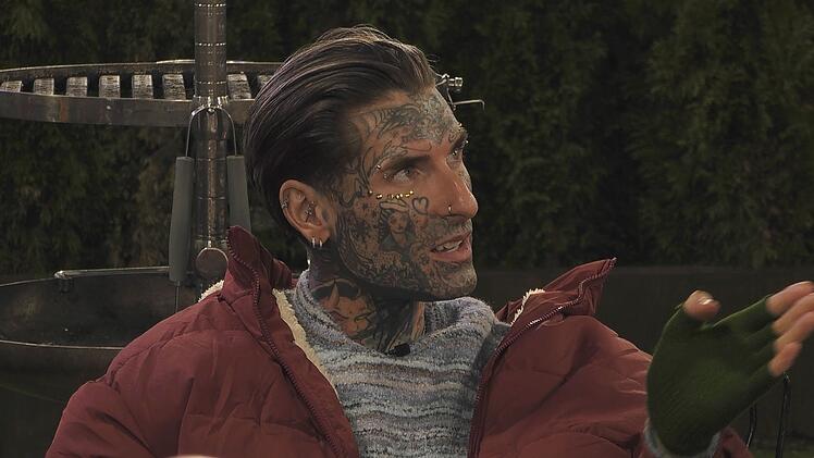 Nikola ist ein ziemlich bunter Typ wegen der vielen Tattoos. Und Kim Virginias Ehemann. Sie haben sich k&uuml;rzlich den neuen Nachnamen Grey ausgesucht.