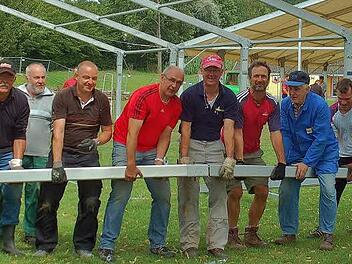 Gleich ein ganzes Zeltdorf  haben die Mitglieder des TSV Rossach im Laufe der Woche  auf dem Sportgelände  errichtet  (von links):  Friedrich Stang, Reinhard Leistner, Egon Engelke, Gerd Späth, Wolfgang Höhn, Bernd Schneider, Thomas Kügler, Georg Frey, Alexander Lang, Werner Grotke und Siegfried Grell. Foto: Gabi Arnold