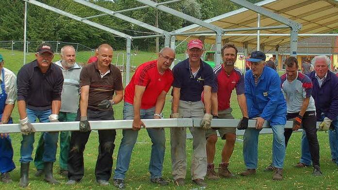 Gleich ein ganzes Zeltdorf  haben die Mitglieder des TSV Rossach im Laufe der Woche  auf dem Sportgelände  errichtet  (von links):  Friedrich Stang, Reinhard Leistner, Egon Engelke, Gerd Späth, Wolfgang Höhn, Bernd Schneider, Thomas Kügler, Georg Frey, Alexander Lang, Werner Grotke und Siegfried Grell. Foto: Gabi Arnold