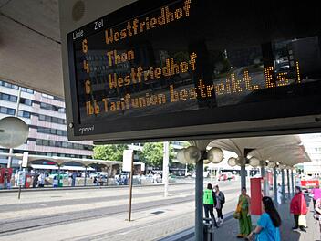 "dbb Tarifunion bestreikt" ist auf einer Anzeigetafel an einem Bahnsteig der Nürnberger Verkehrsbetriebe VAG zu lesen. Foto: Daniel Karmann/dpa